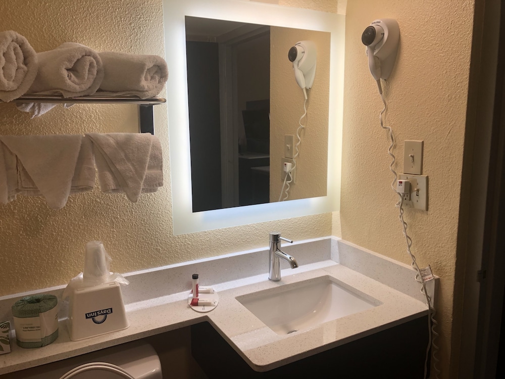Days Inn By Wyndham Grove City Columbus South 11/27