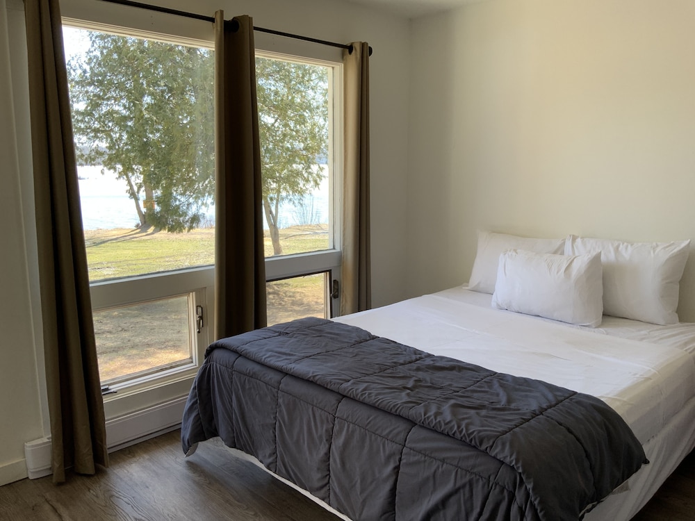 Sunrise, Standard, 2 Queen Beds, Lake View