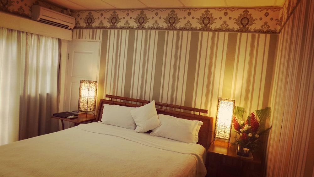Little Italy Hotel 13/74