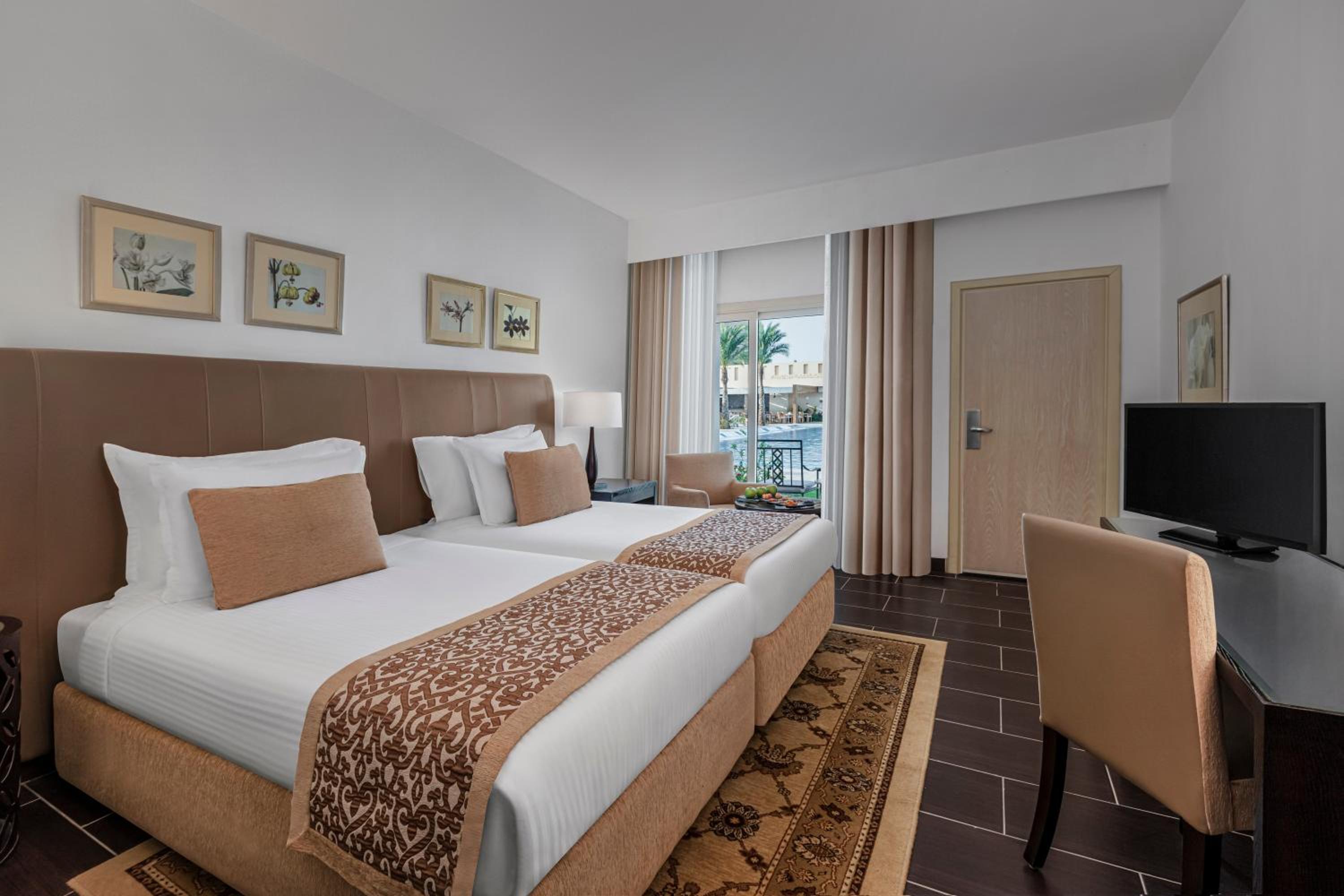 SUPERIOR GARDEN / POOL VIEW ROOM