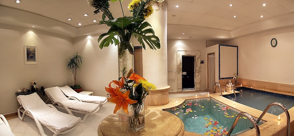 swimming pool spa