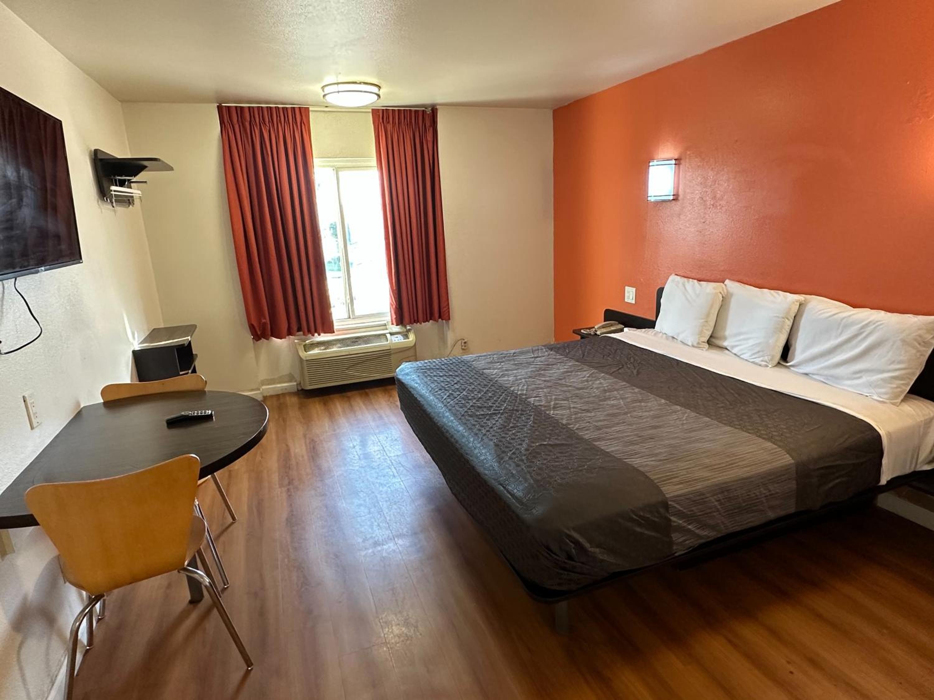 Room at Beach Side Inn Anaheim, ANAHEIM - CA