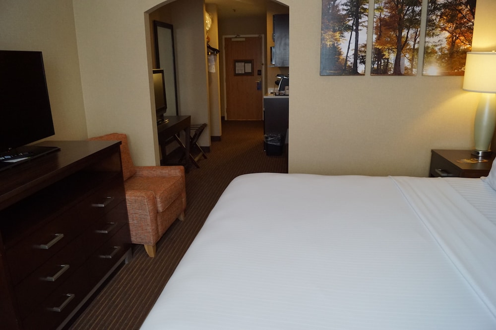 Holiday Inn Express Hotel Amp Suites Watertown Thousand Island 32/56