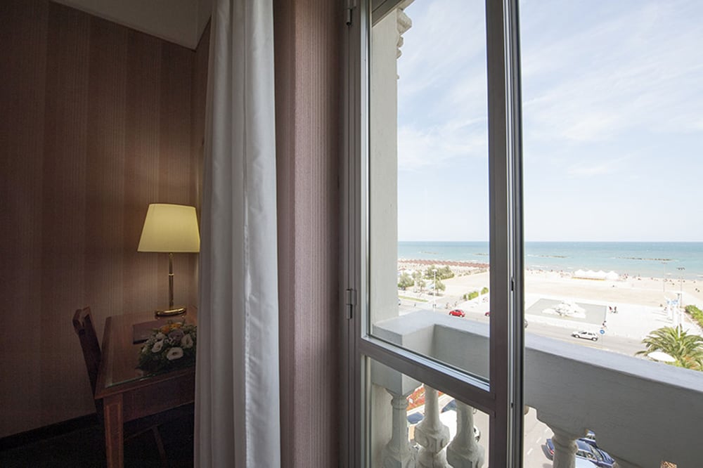 Esplanade Hotel 25/60