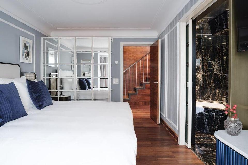 DELUXE, SUITE, KING BED, LAKE VIEW