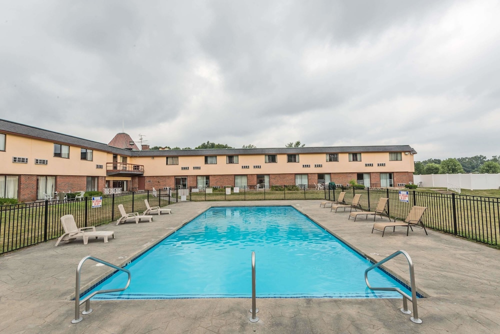 Days Inn By Wyndham Berlin Meriden 16/27
