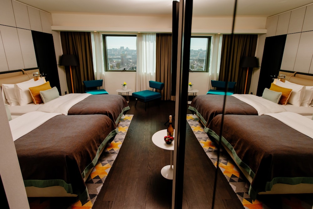 Crowne Plaza Belgrade 69/85