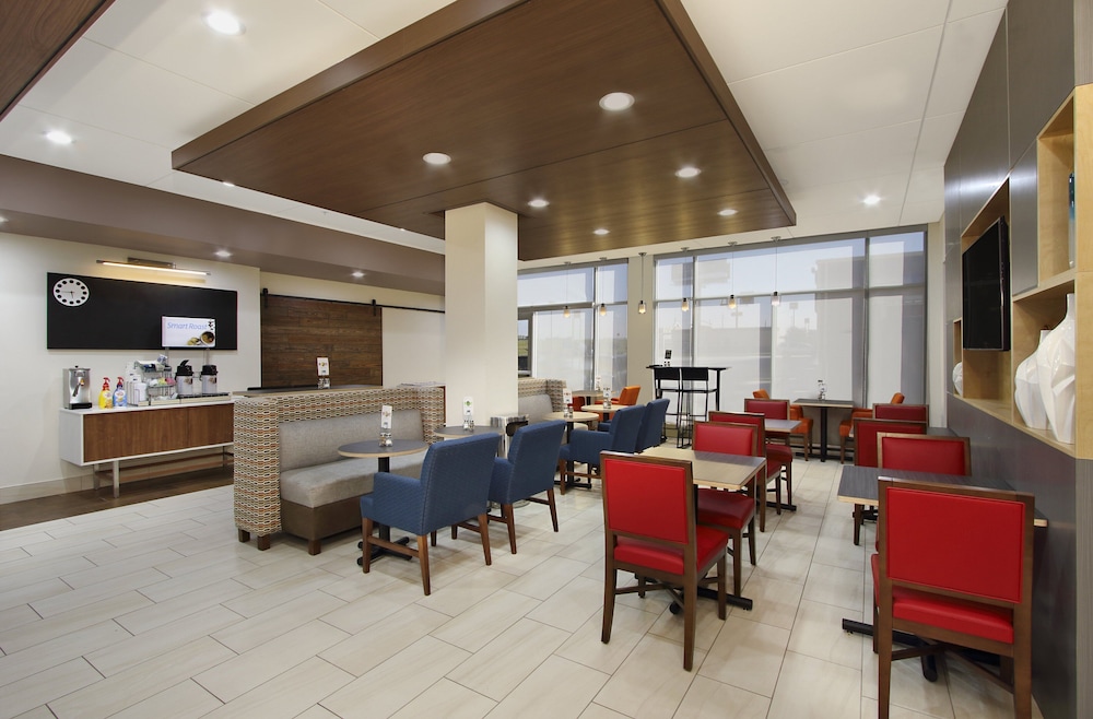 Holiday Inn Express And Suites Katy 38/54