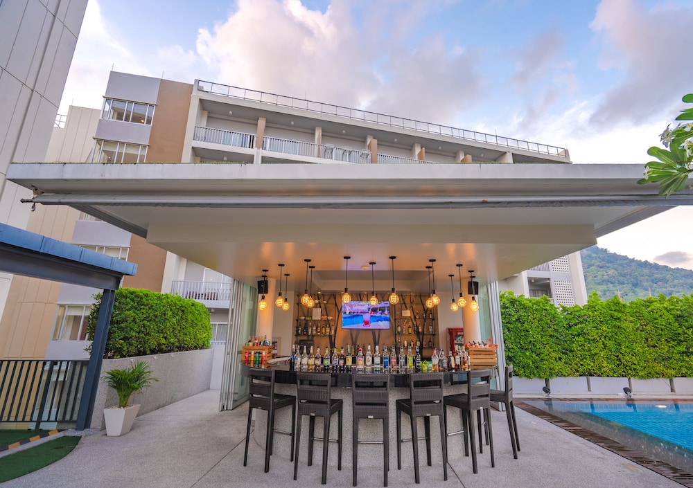 Ramada By Wyndham Phuket Deevana 7/70