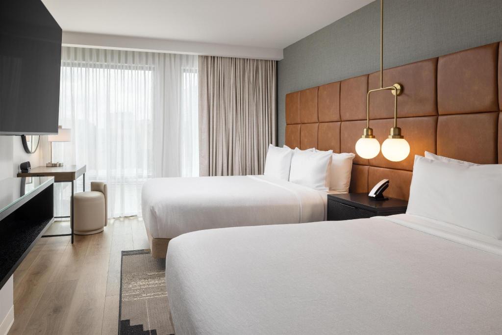 1 BEDROOM, SUITE, 2 QUEEN BEDS, LARGE, CORNER