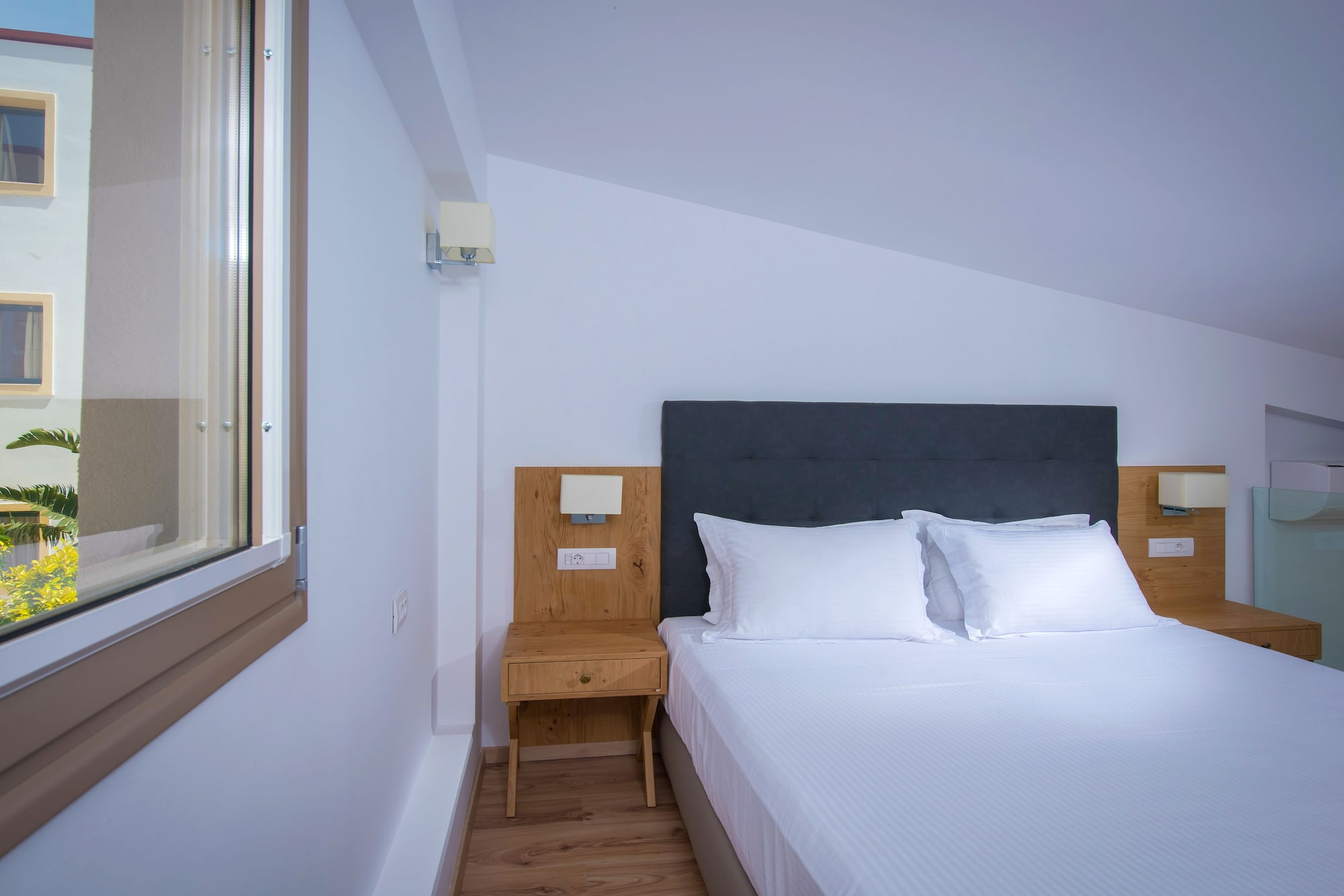 Swim Up, Maisonette, Twin Beds, Sofa