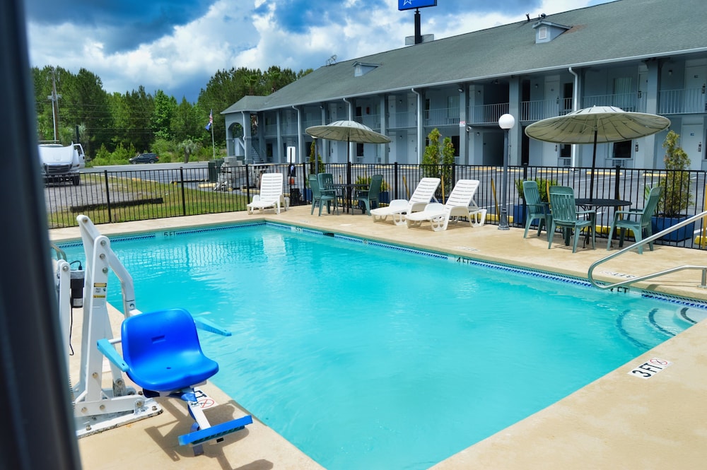 Days Inn by Wyndham Hardeeville Near Hilton Head image