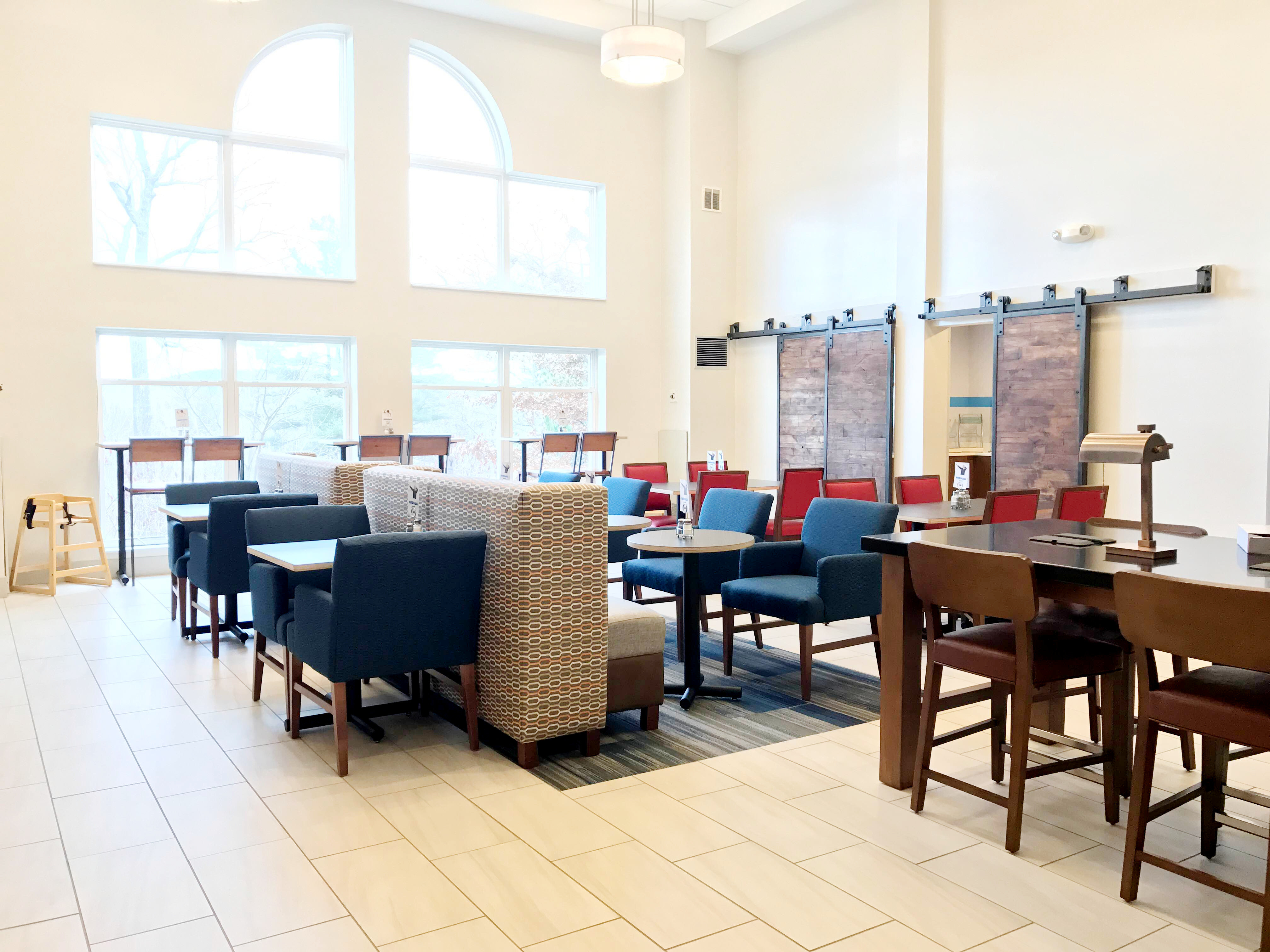 Holiday Inn Express Hotel Suites White River Junction 42/54