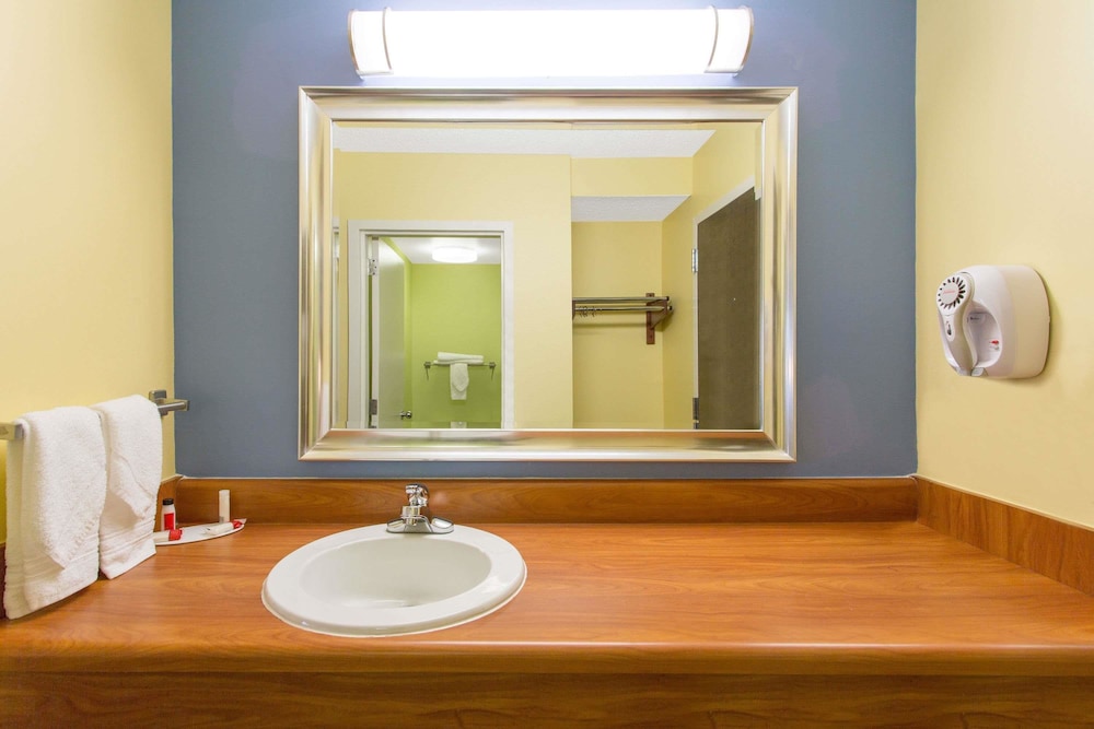 Days Inn by Wyndham Raleigh-Airport-Research Triangle Park 16/28