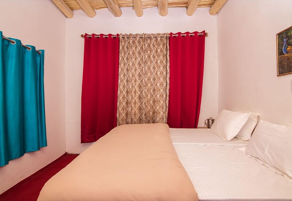 COTTAGE, TWIN BEDS