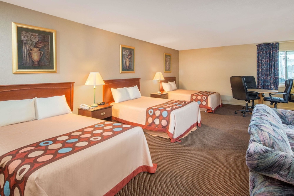 Super 8 By Wyndham Centerville-Richmond 18/21