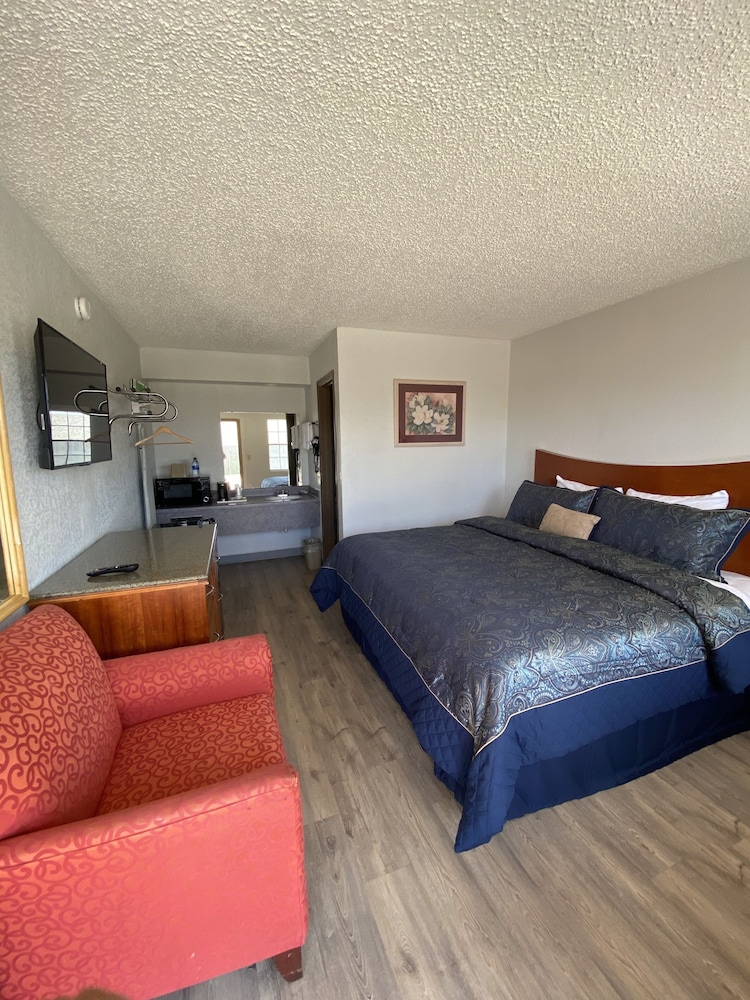 Colonial Inn 5/47