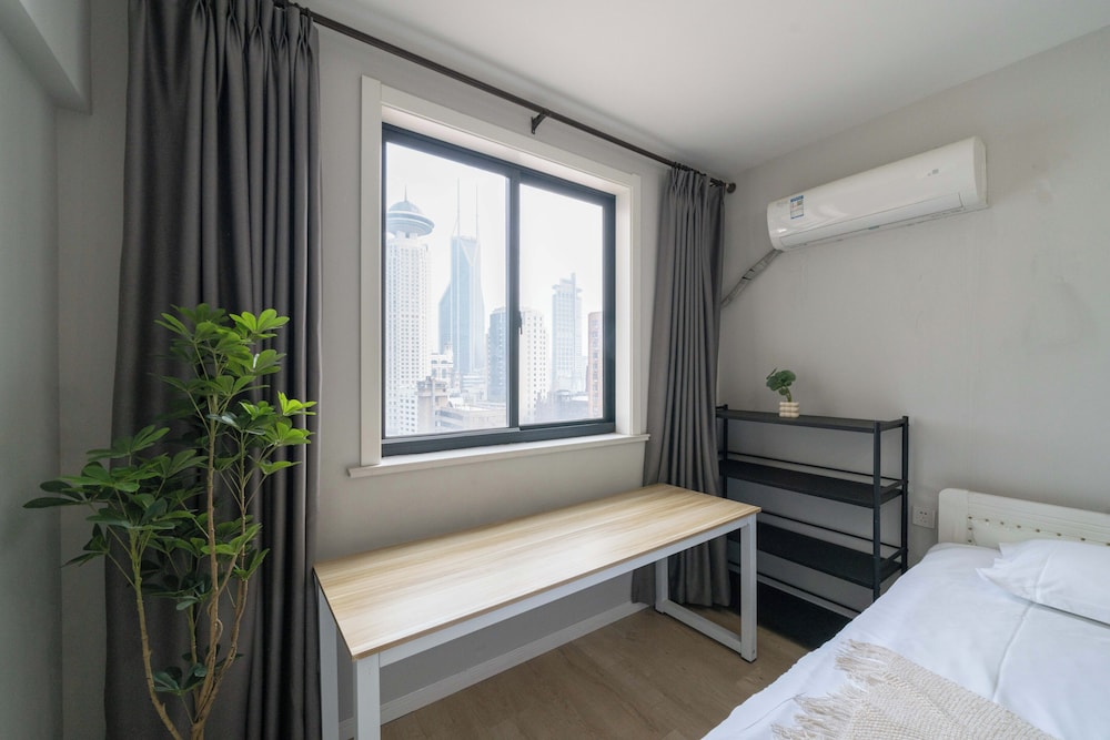 3 Bedrooms, Comfort, Apartment, 1 Double and 3 Queen Beds, Bathtub، Book and Bed-People's Square 9/10