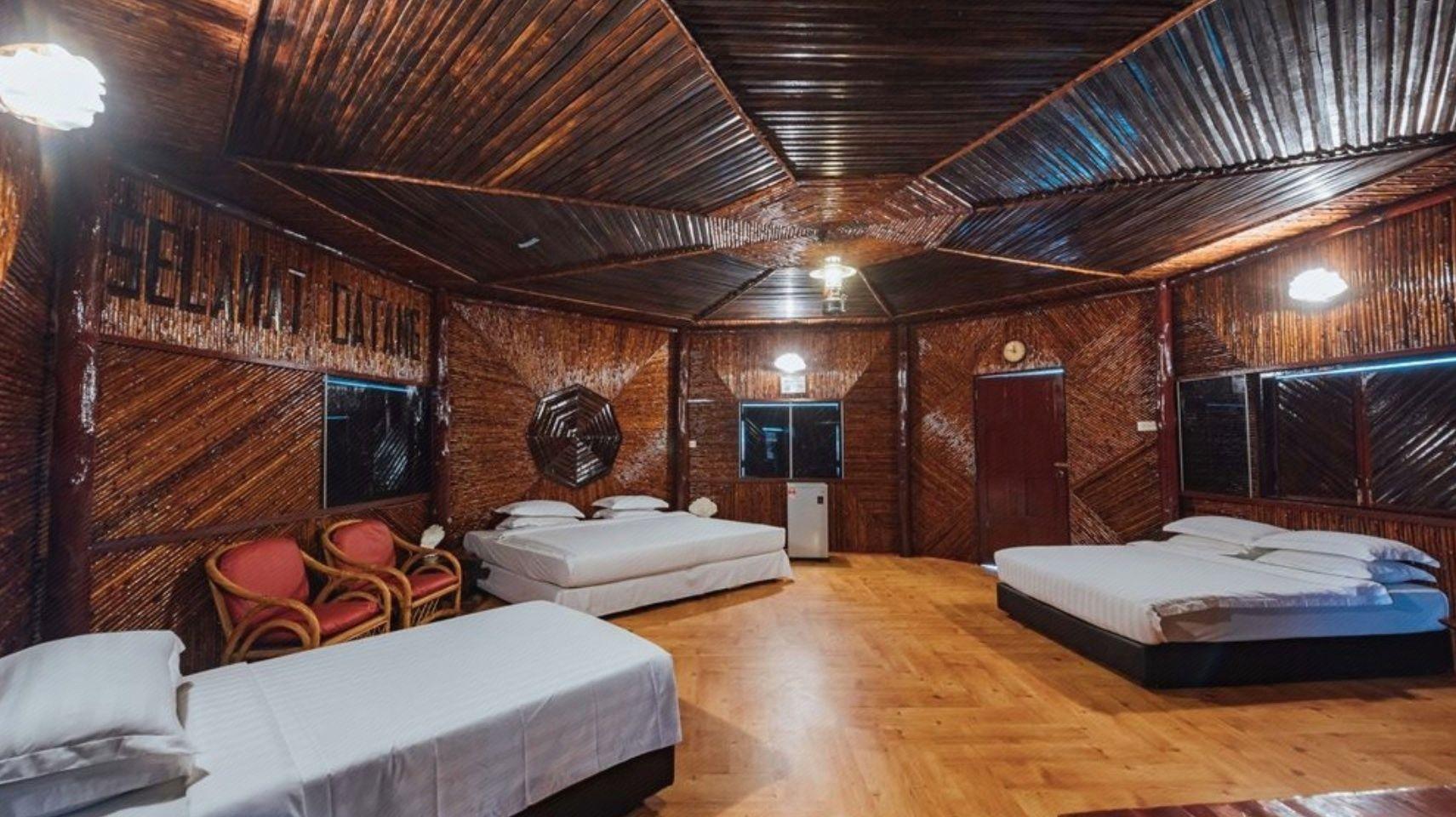 Dragon Inn Floating Resort 8/29