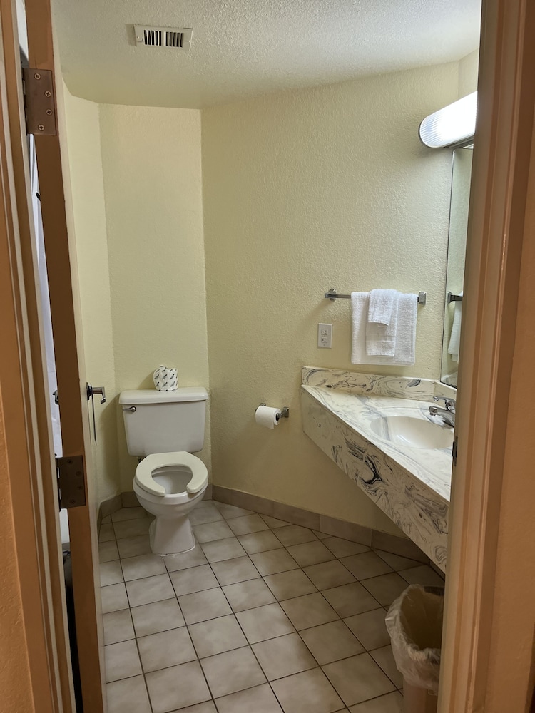 Howard Johnson by Wyndham Clarksville Tennessee 12/45