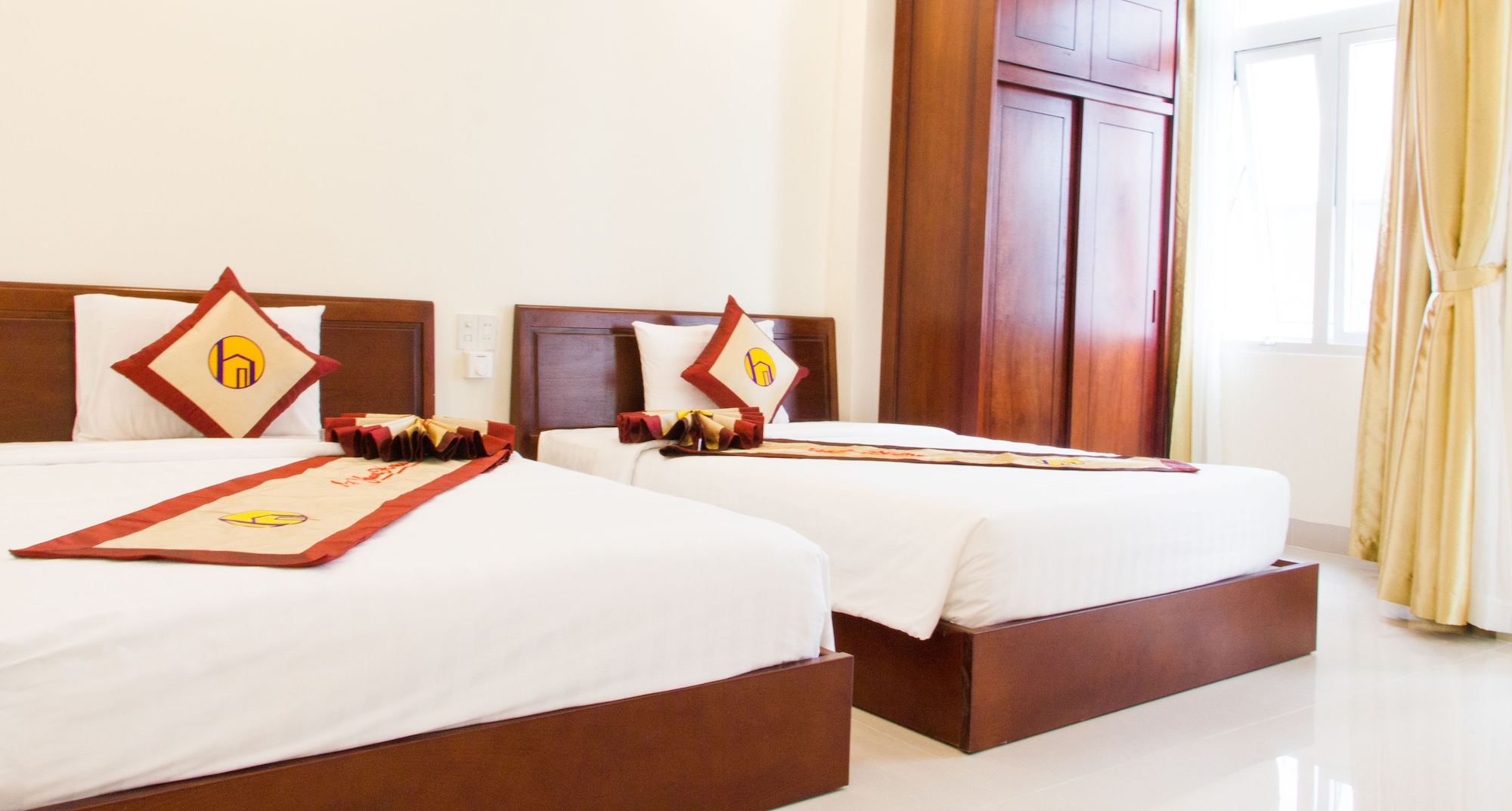 DELUXE, TWIN BEDS