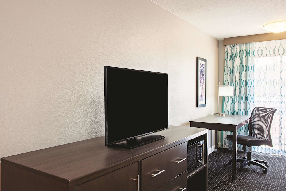 La Quinta Inn & Suites By Wyndham Pomona 43/52