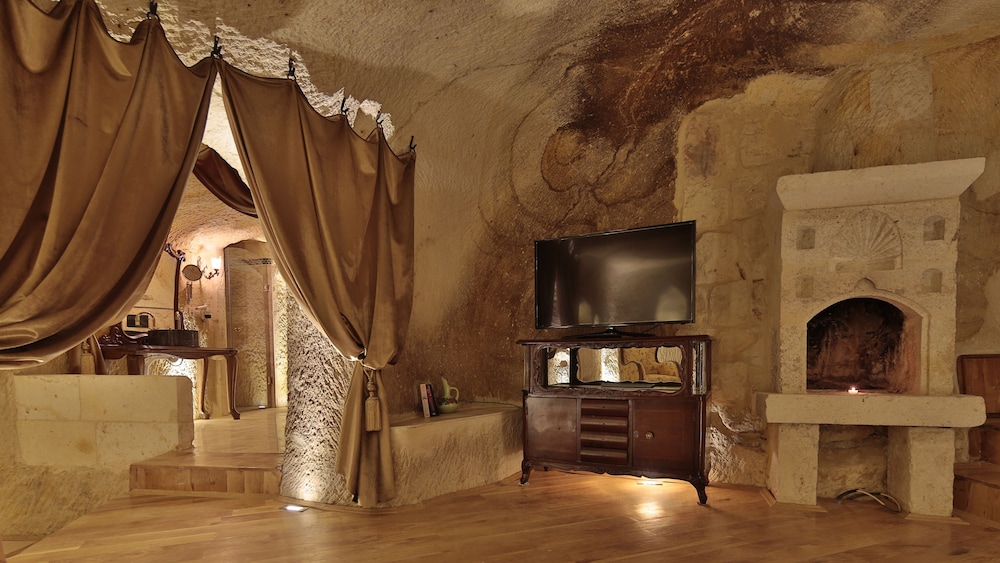 Golden Cave Suites 48/55