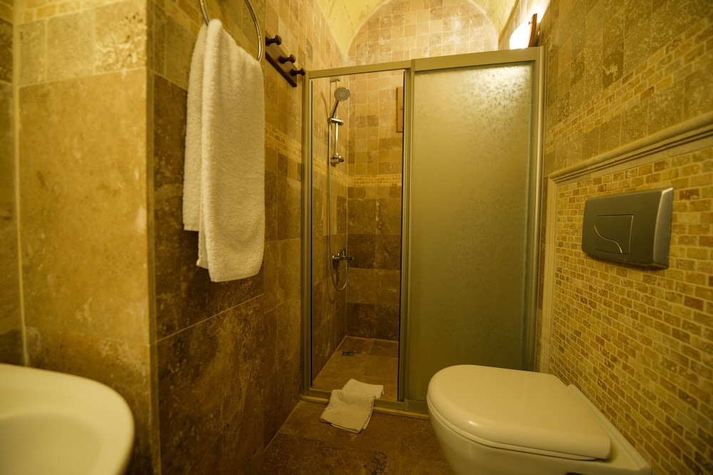 Vineyard Cave Hotel 95/98