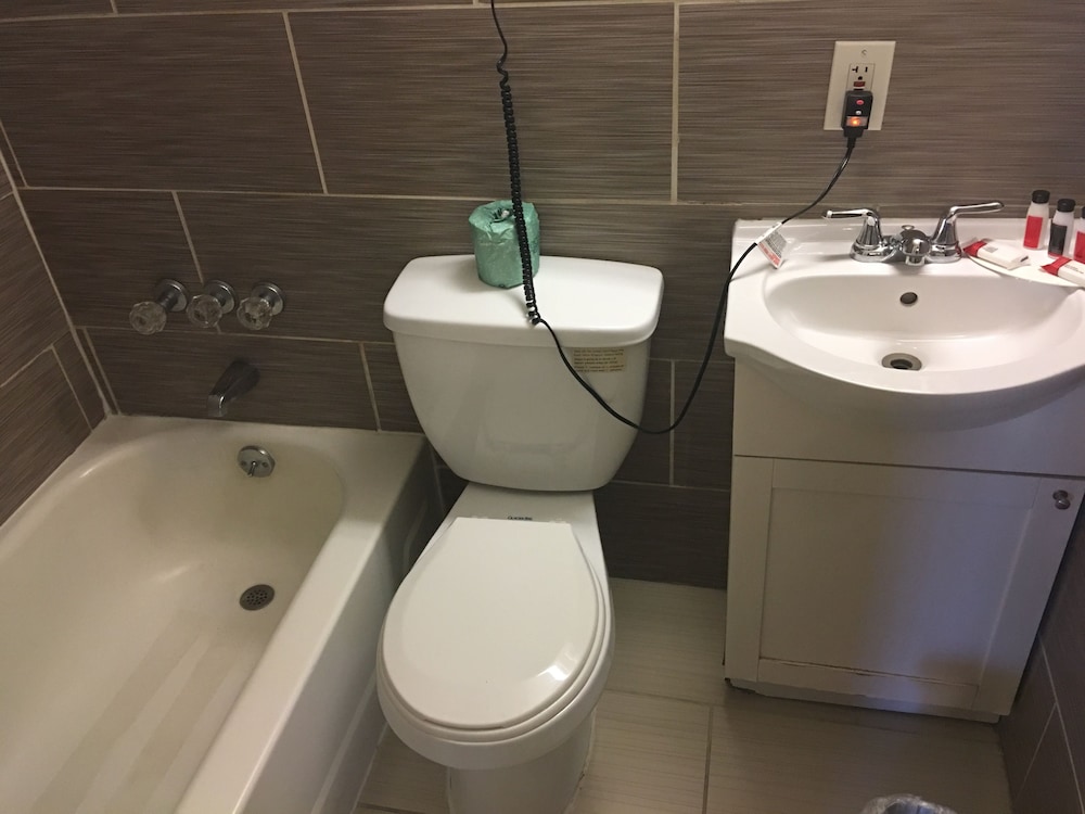 Travelodge By Wyndham Bay Shore Long Island 13/41