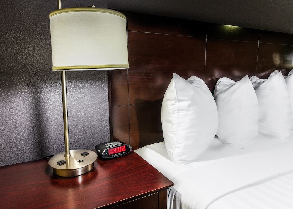Best Western McCarran Inn 24/42