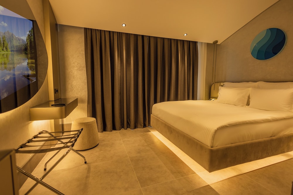 FOUR HILLS HOTEL 10/37
