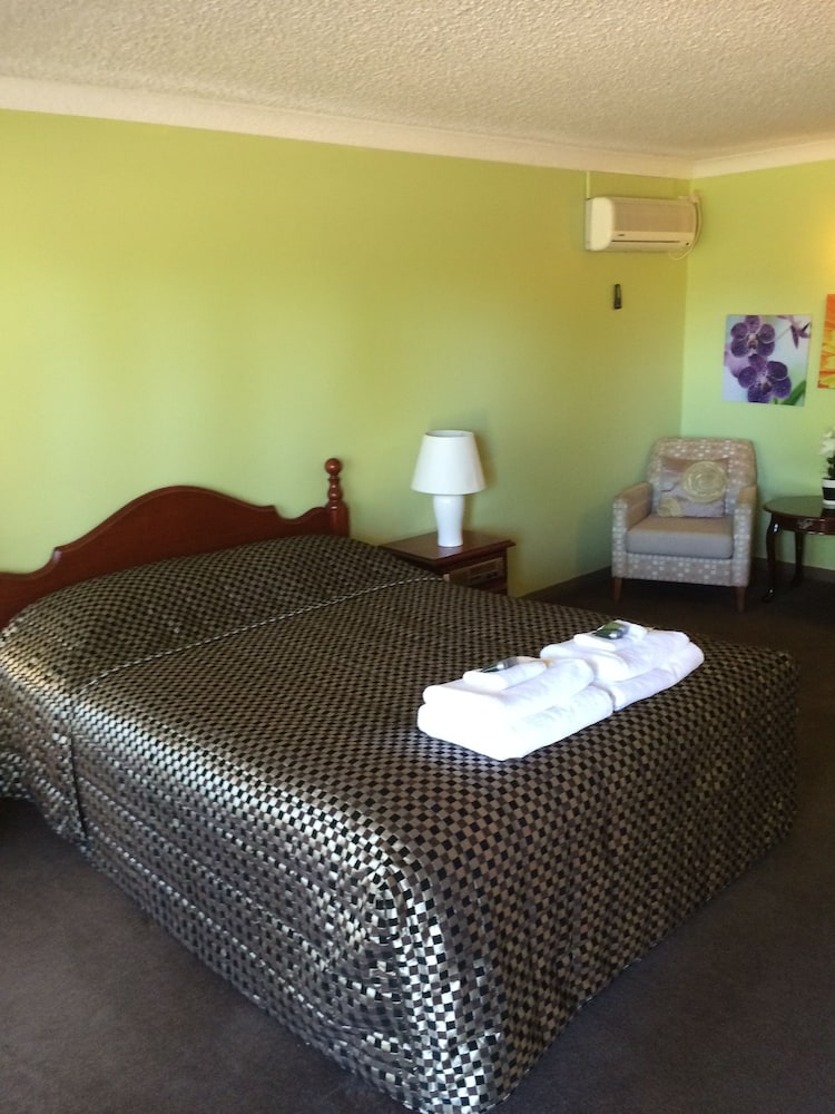 TUMUT VALLEY MOTEL 11/32