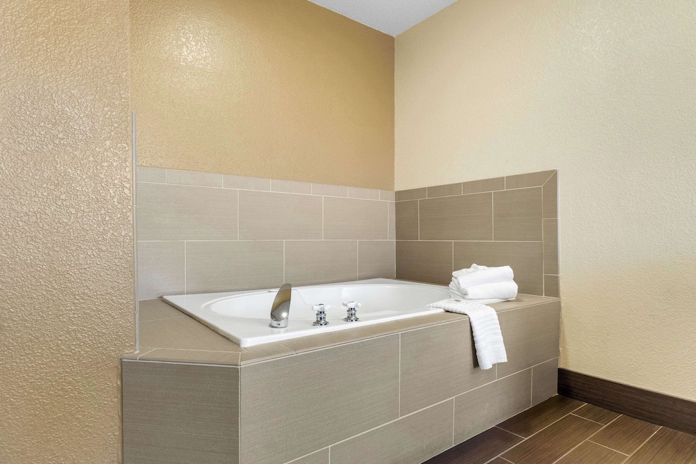 Comfort Inn & Suites Greeley, CO 53/54