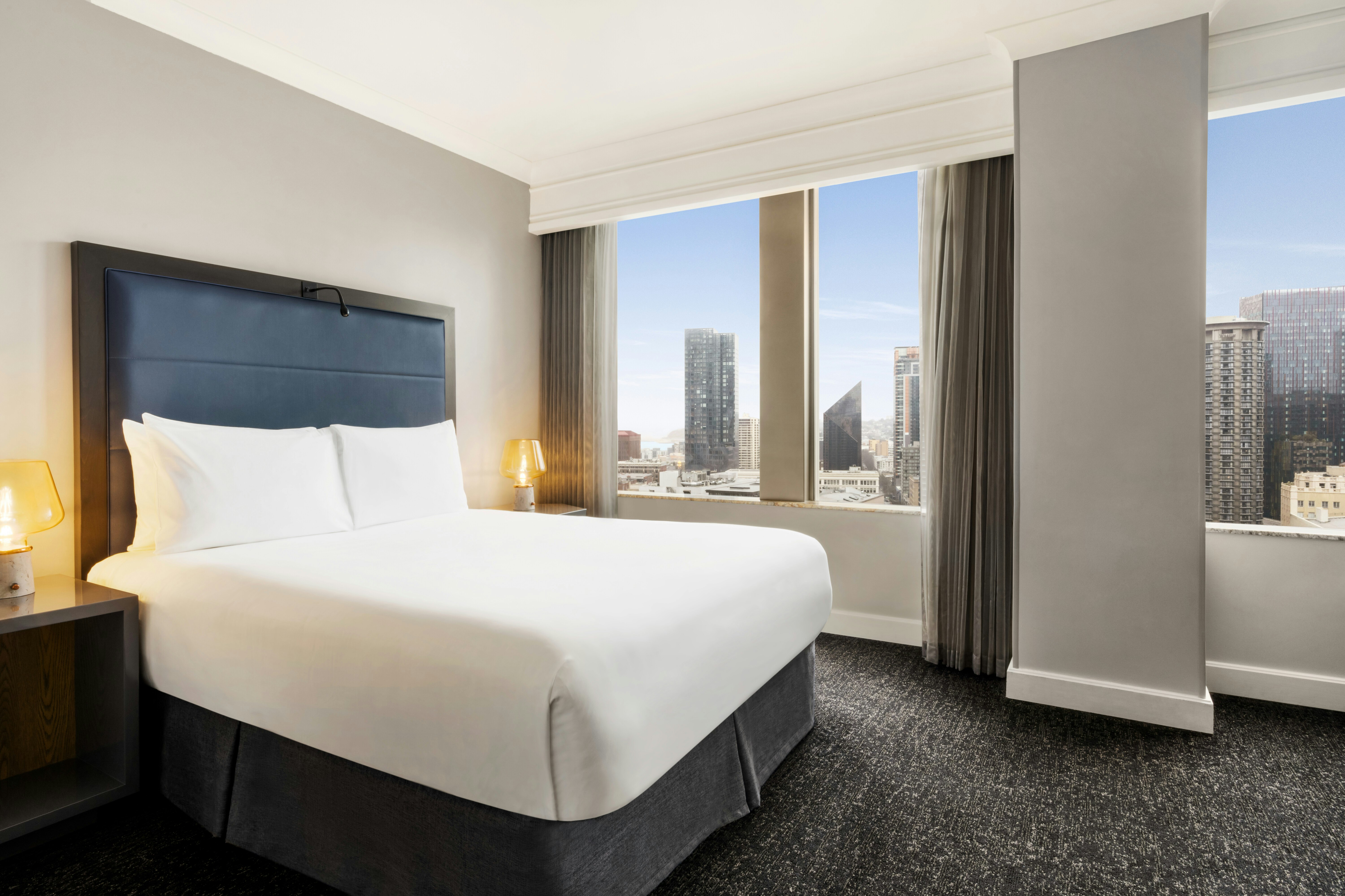 ROOM, KING BED, SKYLINE VIEW