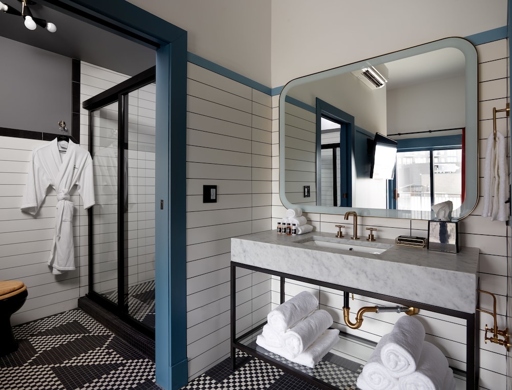 The Chicago Hotel Collection - Wrigleyville 43/44