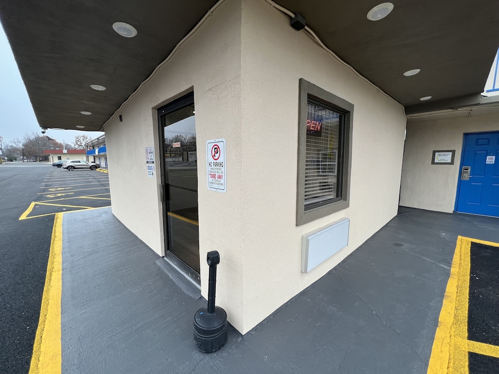 Super 8 by Wyndham Paducah I-24 Exit 4 5/60
