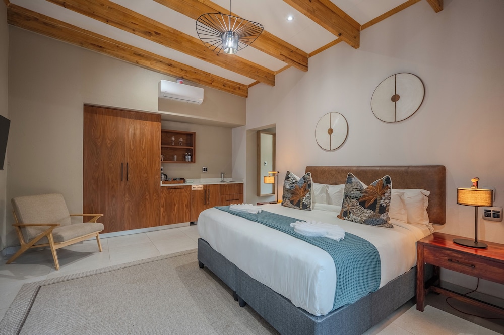 Bushbaby Valley Lodge 10/42