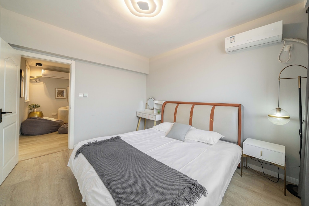3 Bedrooms, Comfort, Apartment, 1 Double and 3 Queen Beds, Bathtub، Book and Bed-People's Square 6/10