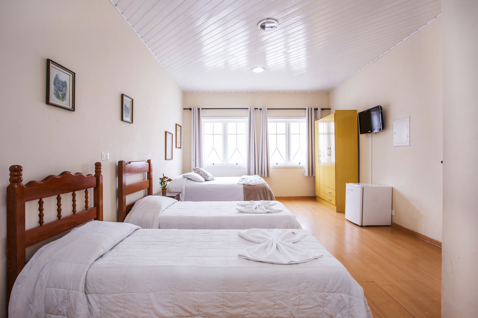 ROOM, QUADRUPLE