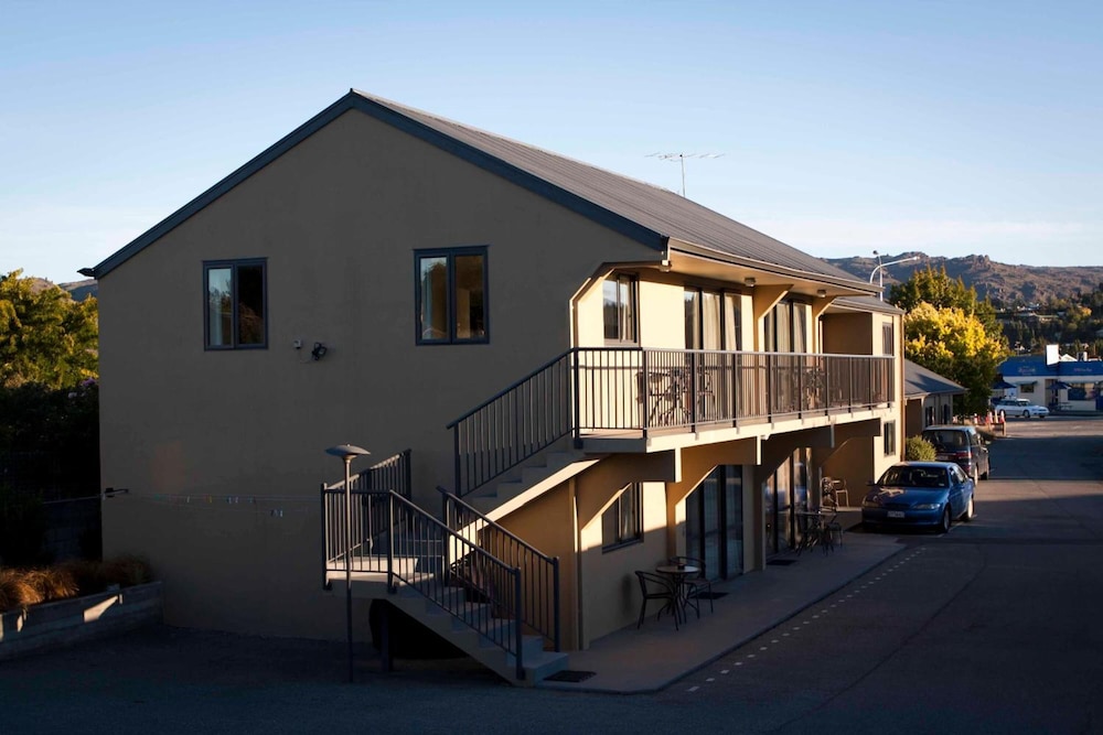 Avenue Motel 2/67