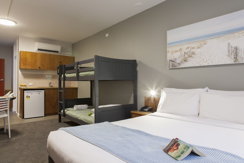 Kings Park Motel 23/65