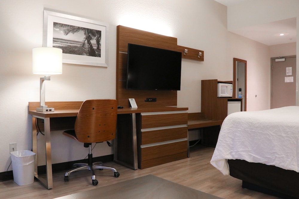Days Inn Suites By Wyndham Fort Myers Near Jetblue Park 18/43