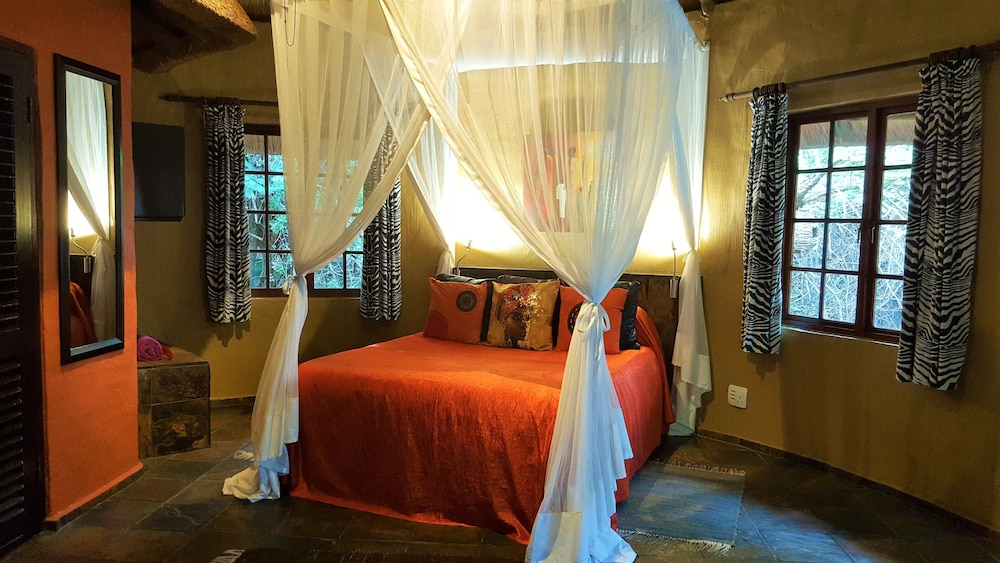 BUNGALOW, QUEEN BED, POOL VIEW, GARDEN AREA