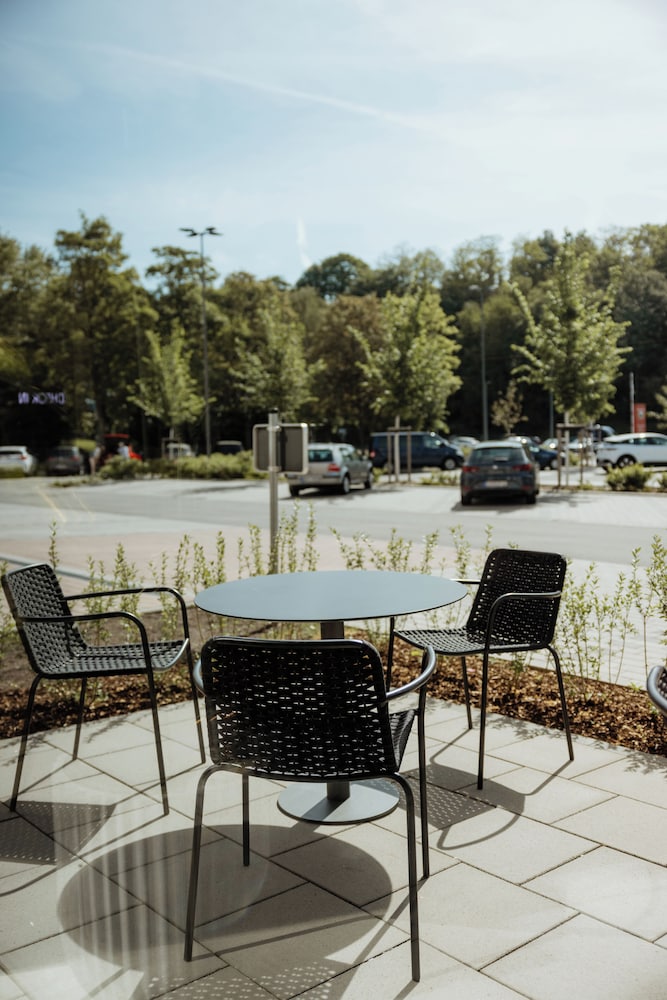Moxy Simmern 10/15