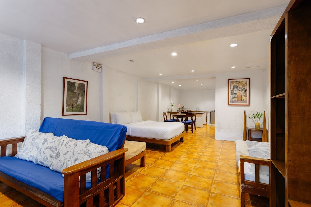The Strand Boutique Resort 26/75