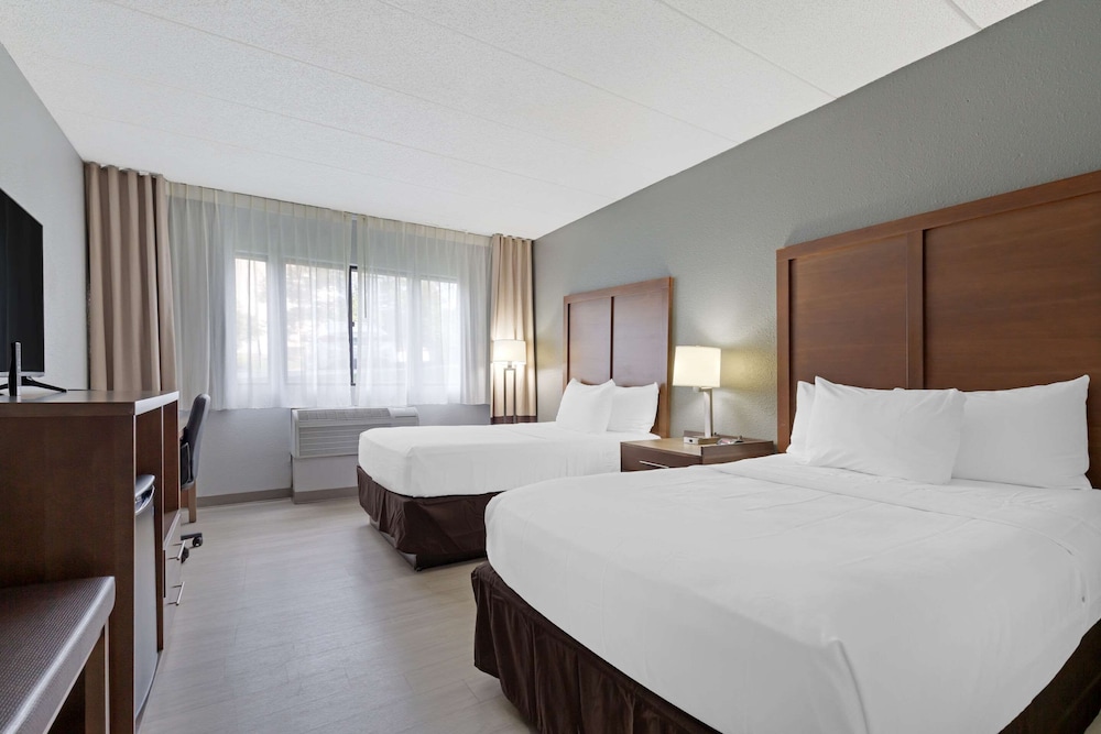 SUITE, 2 DOUBLE BEDS