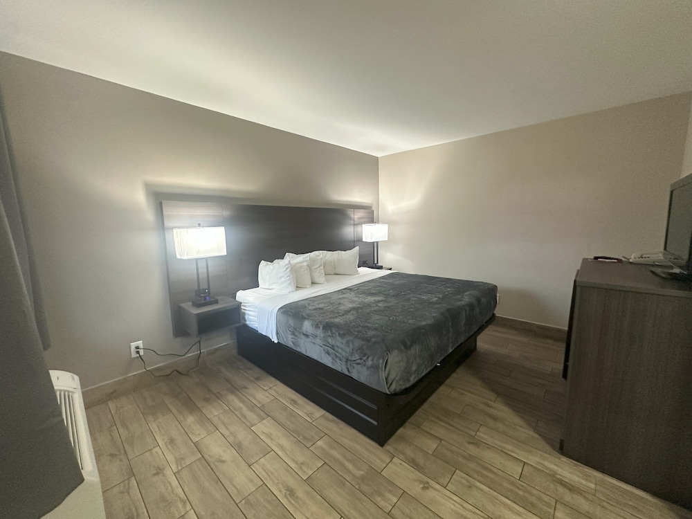 Econo Lodge St. Petersburg Central 24/54