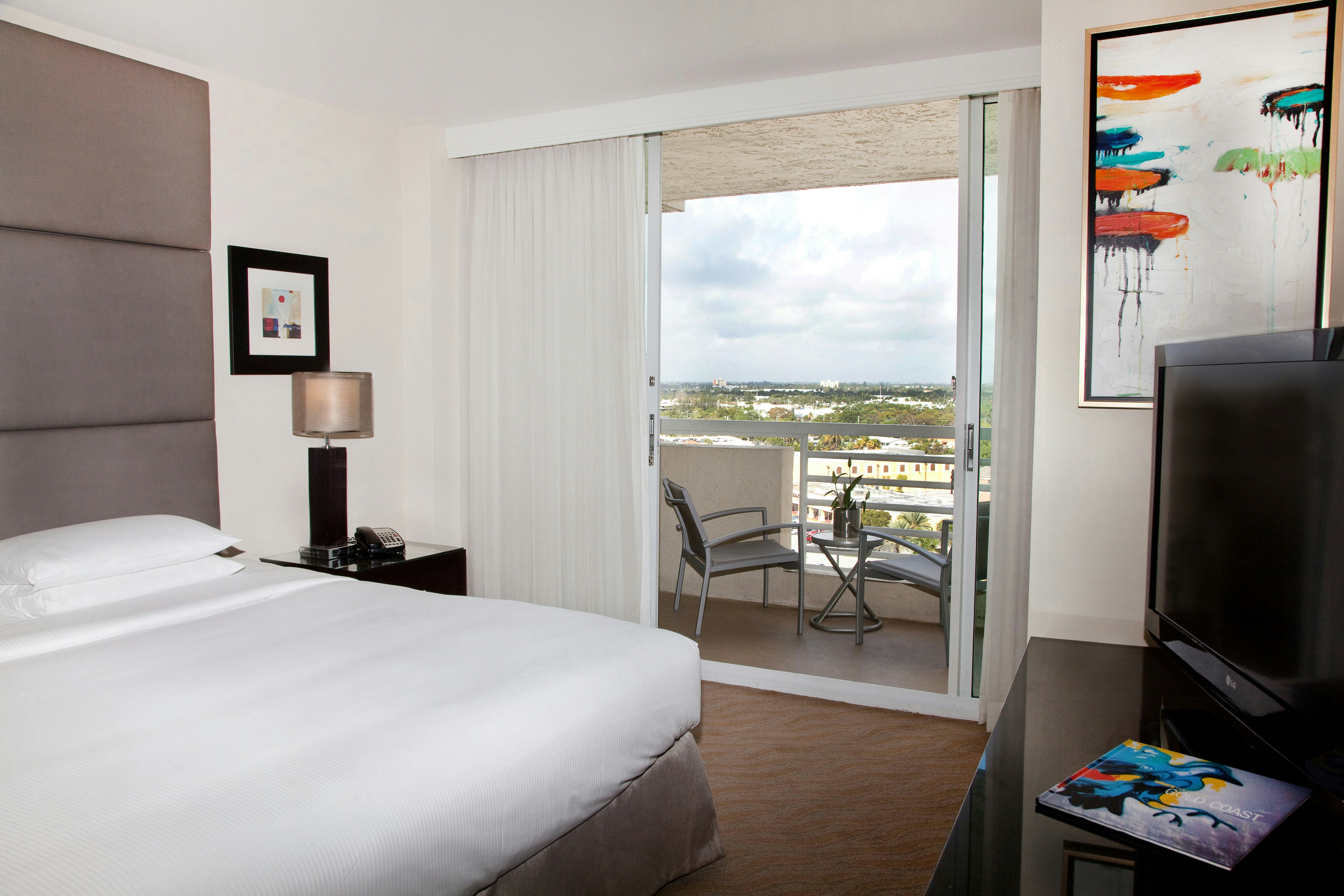 SUITE, KING BED, CITY VIEW, BALCONY