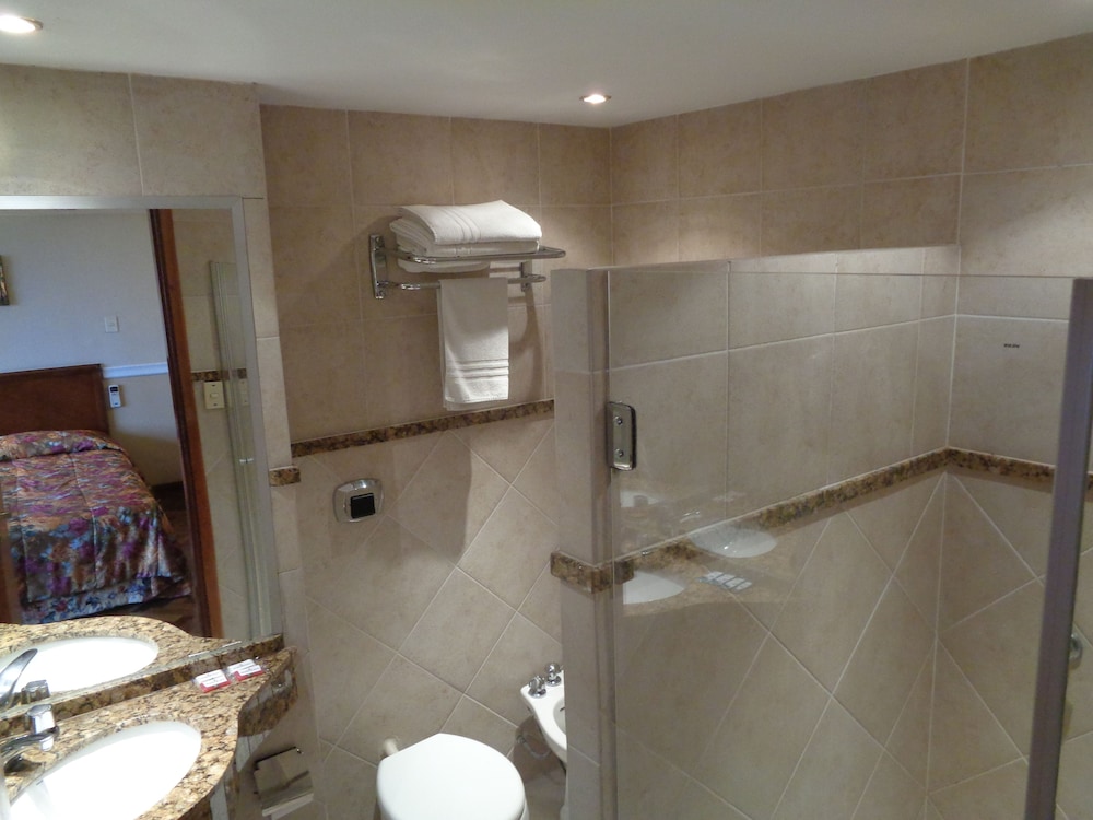 Premier Hill Suites 28/68