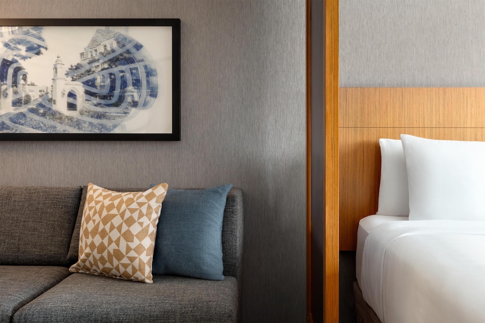 Hyatt Place Bloomington 27/64